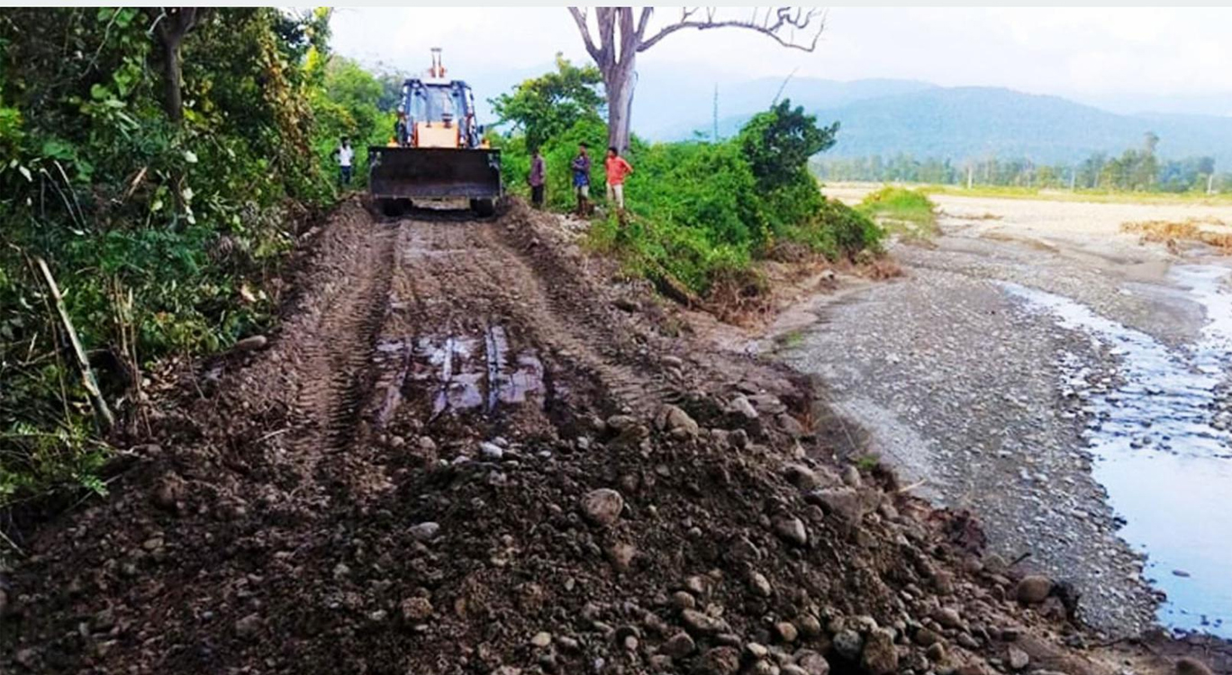 कञ्चनपुरको बेलडाँडीमा अनौखी खोलाको बाढीले भत्काएको सडक मर्मत गरिँदै